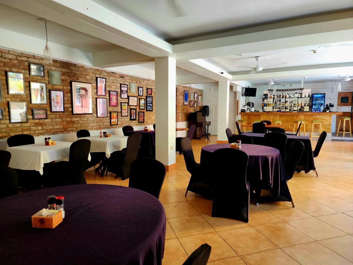 Altamont West Hotel Монтего Бей Екстериор снимка