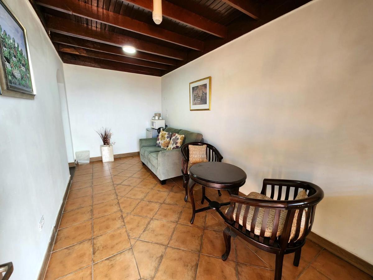 Altamont West Hotel Монтего Бей Екстериор снимка